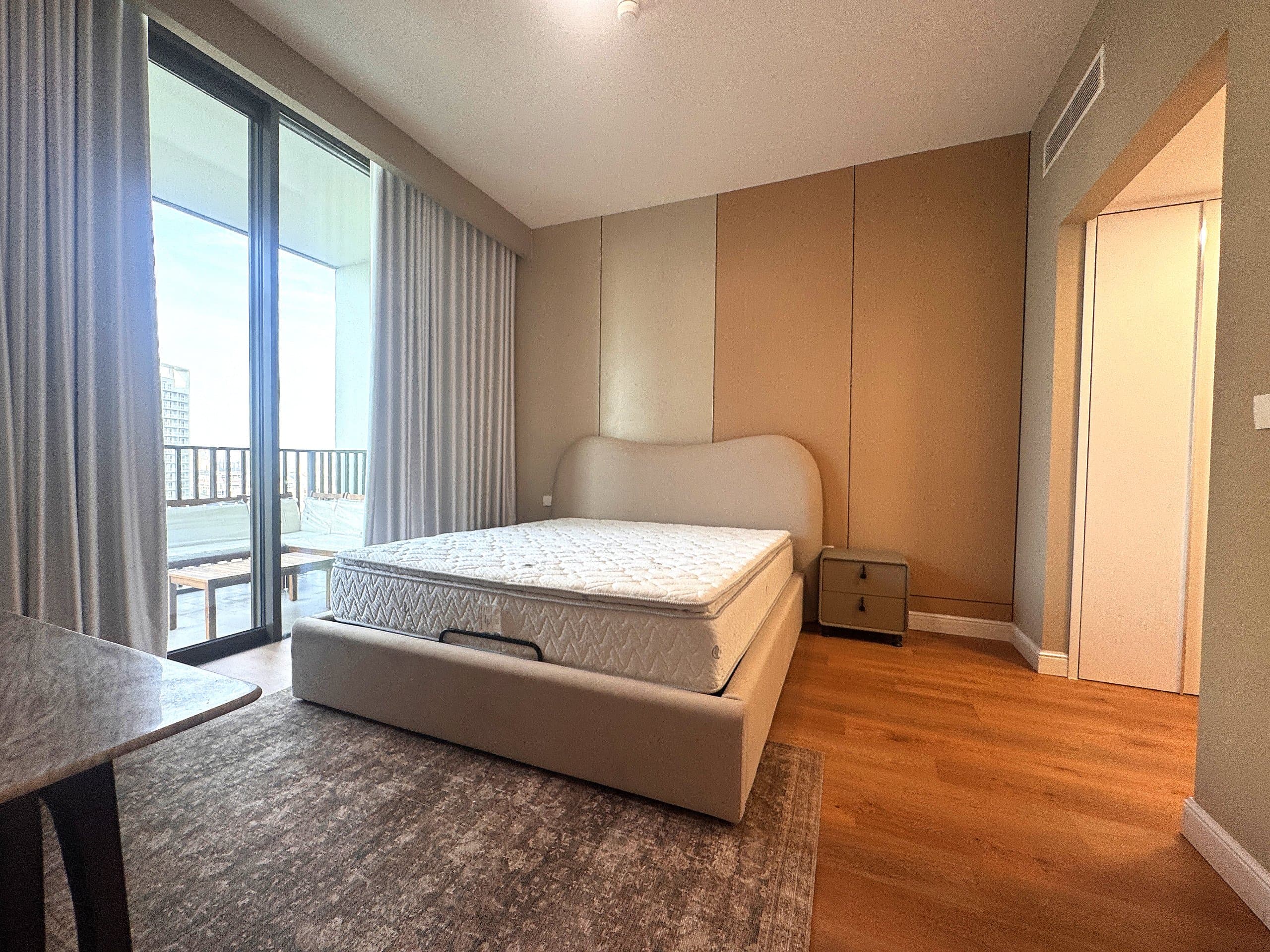 Luxurious 1 Bedroom with park view - Image 4